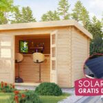 Modernes Blockbohlenhaus „Bastrup 5" mit SOLAR-KIT Pultdach aus Holz in Natur